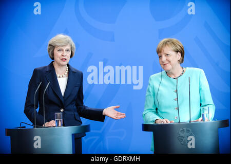 Berlino, Germania. Il 20 luglio, 2016. Il cancelliere tedesco Angela Merkel(R) e del Primo Ministro britannico Theresa possono partecipare a una conferenza stampa dopo la riunione presso la cancelleria in Berlino, Germania, il 20 luglio 2016. La Gran Bretagna mantiene strette relazioni economiche con la Repubblica federale di Germania, nonostante la sua intenzione di uscire dall'Unione europea (UE), il nuovo Primo Ministro britannico Theresa Maggio detto mercoledì durante la sua visita in Germania. Credito: Guo Yang/Xinhua/Alamy Live News Foto Stock