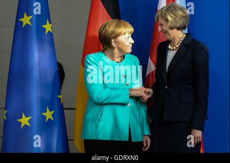 Berlino, Germania. Il 20 luglio, 2016. Il cancelliere tedesco Angela Merkel(L) e del Primo Ministro britannico Theresa possono partecipare a una conferenza stampa dopo la riunione presso la cancelleria in Berlino, Germania, il 20 luglio 2016. La Gran Bretagna mantiene strette relazioni economiche con la Repubblica federale di Germania, nonostante la sua intenzione di uscire dall'Unione europea (UE), il nuovo Primo Ministro britannico Theresa Maggio detto mercoledì durante la sua visita in Germania. Credito: Guo Yang/Xinhua/Alamy Live News Foto Stock