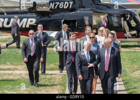 Cleveland, Stati Uniti. Il 20 luglio, 2016. GOP candidato presidenziale Donald Trump passeggiate con vice candidato presidenziale Indiana il Governatore Mike Pence e i suoi figli come egli arriva per la Convention Nazionale Repubblicana Luglio 20, 2016 a Cleveland, Ohio. Trump è volato in aeroporto in riva al lago dal suo jet privato e quindi in elicottero per un grand'arrivo. Credito: Planetpix/Alamy Live News Foto Stock