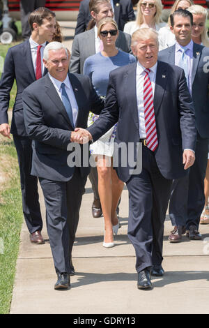 Cleveland, Stati Uniti. Il 20 luglio, 2016. GOP candidato presidenziale Donald Trump passeggiate con vice candidato presidenziale Indiana il Governatore Mike Pence e i suoi figli come egli arriva per la Convention Nazionale Repubblicana Luglio 20, 2016 a Cleveland, Ohio. Trump è volato in aeroporto in riva al lago dal suo jet privato e quindi in elicottero per un grand'arrivo. Credito: Planetpix/Alamy Live News Foto Stock