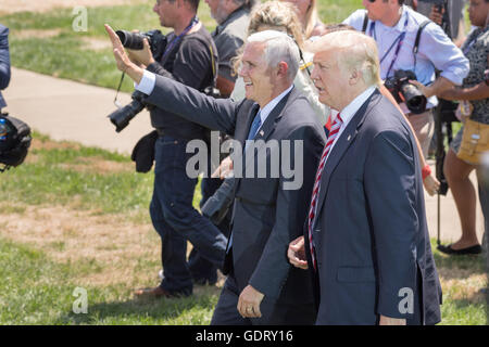 Cleveland, Stati Uniti. Il 20 luglio, 2016. GOP candidato presidenziale Donald Trump passeggiate con vice candidato presidenziale Indiana il Governatore Mike Pence e i suoi figli come egli arriva per la Convention Nazionale Repubblicana Luglio 20, 2016 a Cleveland, Ohio. Trump è volato in aeroporto in riva al lago dal suo jet privato e quindi in elicottero per un grand'arrivo. Credito: Planetpix/Alamy Live News Foto Stock