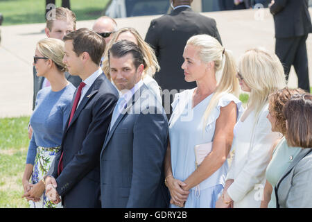 Cleveland, Stati Uniti. Il 20 luglio, 2016. I figli di GOP candidato presidenziale Donald Trump attendere durante il suo arrivo in elicottero alla Convention Nazionale Repubblicana Luglio 20, 2016 a Cleveland, Ohio. Da sinistra a destra: Ivanka Trump, Jared Kushner, Donald Trump, Jr., Vanessa Trump e Tiffany Trump. Credito: Planetpix/Alamy Live News Foto Stock