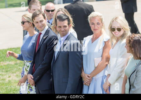 Cleveland, Stati Uniti. Il 20 luglio, 2016. I figli di GOP candidato presidenziale Donald Trump attendere durante il suo arrivo in elicottero alla Convention Nazionale Repubblicana Luglio 20, 2016 a Cleveland, Ohio. Da sinistra a destra: Ivanka Trump, Jared Kushner, Donald Trump, Jr., Vanessa Trump e Tiffany Trump. Credito: Planetpix/Alamy Live News Foto Stock