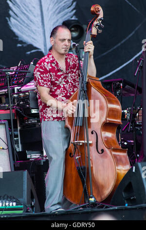 Milano Italia. Il 20 luglio 2016. Il Spanish-English rhythm and blues pianista cantante e cantautore MIKE SANCHEZ si esibisce dal vivo sul palco a Assago Arena estiva durante la strada "Music Festival dell'arte" Foto Stock