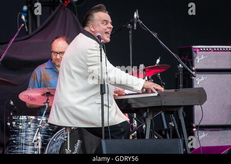 Milano Italia. Il 20 luglio 2016. Il Spanish-English rhythm and blues pianista cantante e cantautore MIKE SANCHEZ si esibisce dal vivo sul palco a Assago Arena estiva durante la strada "Music Festival dell'arte" Foto Stock