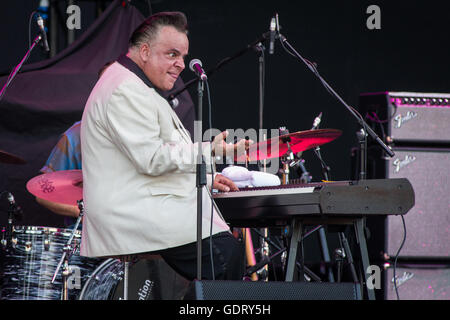 Milano Italia. Il 20 luglio 2016. Il Spanish-English rhythm and blues pianista cantante e cantautore MIKE SANCHEZ si esibisce dal vivo sul palco a Assago Arena estiva durante la strada "Music Festival dell'arte" Foto Stock