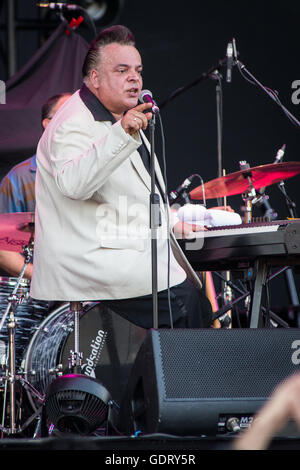 Milano Italia. Il 20 luglio 2016. Il Spanish-English rhythm and blues pianista cantante e cantautore MIKE SANCHEZ si esibisce dal vivo sul palco a Assago Arena estiva durante la strada "Music Festival dell'arte" Foto Stock