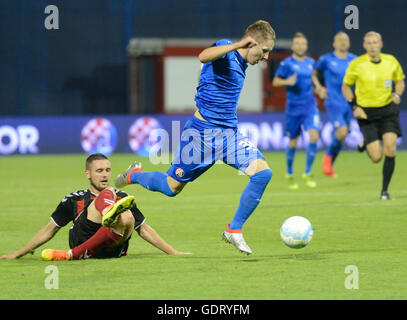 Zagabria, Croazia. Il 20 luglio, 2016. Marko Rog (R) della Dinamo Zagreb compete durante la UEFA Champions League secondo turno di qualificazione partita di calcio contro la struttura Vardar Skopje al Maksimir Stadium a Zagabria in Croazia, 20 luglio 2016. Dinamo Zagreb ha vinto 3-2. © Miso Lisanin/Xinhua/Alamy Live News Foto Stock