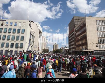 Harare. 21 Luglio, 2016. Il Presidente Robert Mugabe dei sostenitori di marzo nel centro della città di Harare, capitale dello Zimbabwe, 20 luglio 2016. Migliaia del Presidente Robert Mugabe che i sostenitori hanno marciato attraverso il centro della capitale dello Zimbabwe Harare mercoledì. Credito: Xinhua/Alamy Live News Foto Stock