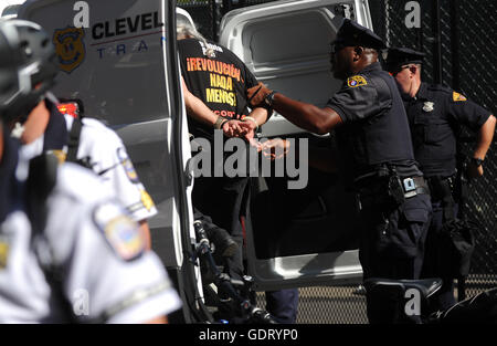 Cleveland, Ohio, USA. Il 20 luglio, 2016. Un membro del Partito Comunista Rivoluzionario è arrestato e posto in un furgone di polizia dopo il gruppo ha tentato di bruciare una bandiera vicino al dall'Arena Quicken Loans il giorno tre del 2016 Convention Nazionale Repubblicana. Credito: Paul Hennessy/Alamy Live News Foto Stock