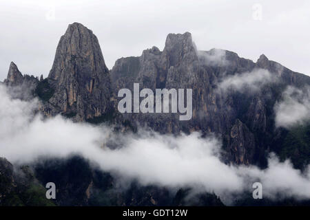 Gannan, Gannan, Cina. 12 Luglio, 2016. Gannan, Cina - 12 Luglio 2016: (solo uso editoriale. Cina OUT) GÂ¨Â¡nnÂ¨Â¢n tibetano prefettura autonoma è una prefettura autonoma nel sud della provincia di Gansu, Cina. Esso include Xiahe e il monastero di Labrang, Luqu, Maqu e altri tibetani in gran parte dei paesi e dei villaggi. Gannan ha un'area di 40,898 km2 (15,791 sq mi) e il suo capitale è Hezuo (Zoi). Nel primo anno della proclamazione di Gannan Distretto autonomo, il distretto-sede era a Labrang città di Sangqu. © SIPA Asia/ZUMA filo/Alamy Live News Foto Stock