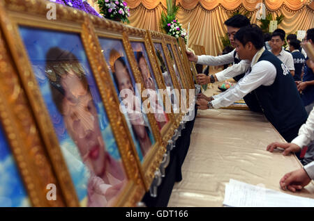 Il Taipei Taiwan. 21 Luglio, 2016. I membri dello staff luogo vittime' ritratti in una camera mortuaria house di Taipei, a sud-est della Cina di Taiwan, 21 luglio 2016. Un gruppo di quattro funzionari continentale arrivato a Taiwan il mercoledì pomeriggio per assistere le famiglie delle vittime. Una gita in autobus preso fuoco su una autostrada a Taiwan nel Luglio 19, uccidendo 26 persone a bordo, comprese 23 turisti e una guida turistica dalla Cina continentale. Credito: canzone Zhenping/Xinhua/Alamy Live News Foto Stock