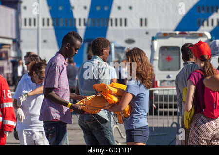 Palermo, Italia. Il 20 luglio, 2016. Il Comandante Borsini, un italiano di nave da guerra, arrivati a Palermo il 20 luglio 2016 con un comunicato 890 rifugiati a bordo. Credito: Antonio Melita/Alamy Live News Foto Stock