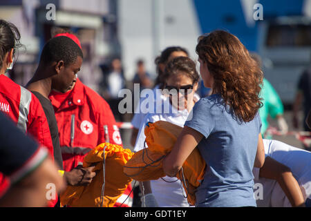 Palermo, Italia. Il 20 luglio, 2016. Il Comandante Borsini, un italiano di nave da guerra, arrivati a Palermo il 20 luglio 2016 con un comunicato 890 rifugiati a bordo. Credito: Antonio Melita/Alamy Live News Foto Stock