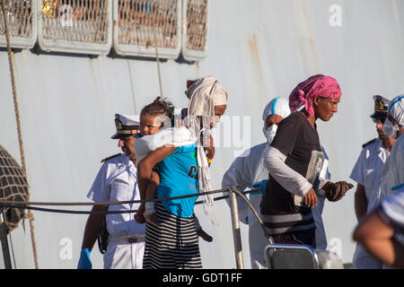 Palermo, Italia. Il 20 luglio, 2016. Il Comandante Borsini, un italiano di nave da guerra, arrivati a Palermo il 20 luglio 2016 con un comunicato 890 rifugiati a bordo. Credito: Antonio Melita/Alamy Live News Foto Stock