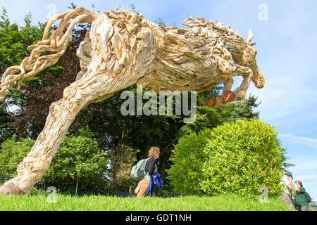 Knutsford, Regno Unito. 21st luglio 2016. Tempo Nel Regno Unito: Mostra Del Flower Show Del Rhs Tatton Park. La scultura animale 'The Launch' di un magnifico cavallo che salta la recinzione di James Doran Webb, è una delle attrazioni principali. James ha accumulato un'ampia collezione di driftwood riciclati e rigenerati, che varia in dimensioni e forma da piccoli pezzi a grandi sculture naturali, ogni pezzo scavato da forze naturali in una miriade di forme. Credito: Cernan Elias/Alamy Live News Foto Stock