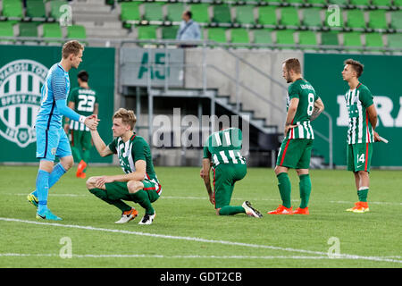 Budapest, Ungheria. Il 20 luglio, 2016. I compagni di squadra di Ferencvarosi TC dopo la pena perduta shootout - da sinistra a destra Denes Dibusz, Oliver Husing, Stanislav Sestak, Gergo Lovrencsics, Dominik Nagy - sono deluso durante la UEFA Champions League Qualificazioni match tra Ferencvarosi TC e FK Partizani a Groupama Arena sulla luglio 20, 2016 a Budapest, Ungheria. Credito: Laszlo Szirtesi/Alamy Live News Foto Stock