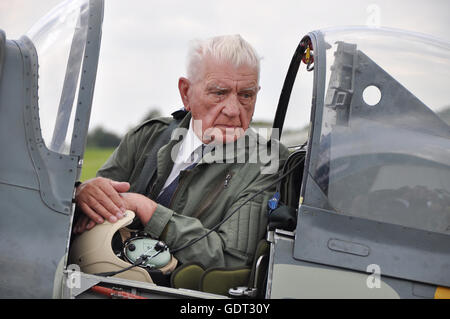 Londra, Regno Unito. 21 Luglio, 2016. Ceca Guerra Mondiale due veterano generale Emil Bocek (nella foto), 93, ha volato a bordo di Spitfire a Londra, in Gran Bretagna, 21 luglio 2016. © Karel Capek/CTK foto/Alamy Live News Foto Stock