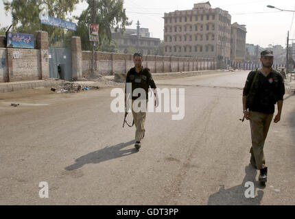 La sicurezza è allarme elevato durante le elezioni per le sedi dell'Azad Jammu e Kashmir (AJK) Assemblea Legislativa riservati per il Kashmir a stazione di polling nella città di Peshawar giovedì, 21 luglio 2016. Foto Stock