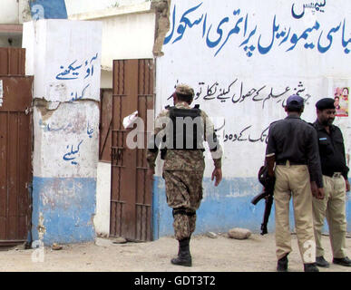 La sicurezza è allarme elevato durante le elezioni per le sedi dell'Azad Jammu e Kashmir (AJK) Assemblea Legislativa riservati per il Kashmir a stazione di polling a Karachi il giovedì, 21 luglio 2016. Foto Stock