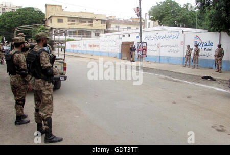 La sicurezza è allarme elevato durante le elezioni per le sedi dell'Azad Jammu e Kashmir (AJK) Assemblea Legislativa riservati per il Kashmir a stazione di polling a Karachi il giovedì, 21 luglio 2016. Foto Stock