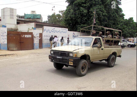 La sicurezza è allarme elevato durante le elezioni per le sedi dell'Azad Jammu e Kashmir (AJK) Assemblea Legislativa riservati per il Kashmir a stazione di polling a Karachi il giovedì, 21 luglio 2016. Foto Stock