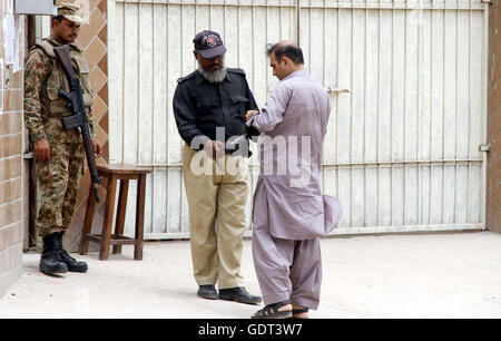 La sicurezza è allarme elevato durante le elezioni per le sedi dell'Azad Jammu e Kashmir (AJK) Assemblea Legislativa riservati per il Kashmir a stazione di polling a Karachi il giovedì, 21 luglio 2016. Foto Stock