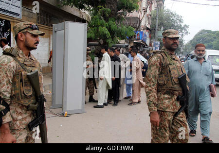 La sicurezza è allarme elevato durante le elezioni per le sedi dell'Azad Jammu e Kashmir (AJK) Assemblea Legislativa riservati per il Kashmir a stazione di polling a Karachi il giovedì, 21 luglio 2016. Foto Stock