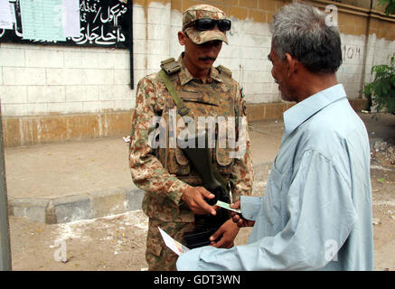 La sicurezza è allarme elevato durante le elezioni per le sedi dell'Azad Jammu e Kashmir (AJK) Assemblea Legislativa riservati per il Kashmir a stazione di polling a Karachi il giovedì, 21 luglio 2016. Foto Stock