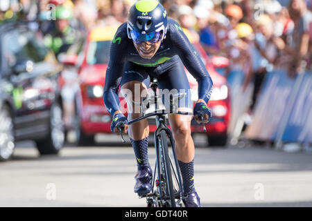 21 Luglio, 2016. Mègeve , FR. Nairo Quintana (Movistar) attraversa la linea del traguardo in Mègeve. Quintana finito in decima posizione, perdendo un ulteriore 1'10' su GC leader Chris Froome (Team Sky). Quintana rimane 4 su GC, 4'37' dietro Froome. John Kavouris/Alamy Live News Foto Stock