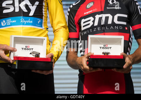 21 Luglio, 2016. Mègeve, FR. Chris Froome (Team Sky) e Richie Porte (BMC Racing Team) vincere Premio Bernard Hinault, per tempi più veloci su di una ripida costa de Domancy. John Kavouris/Alamy Live News Foto Stock