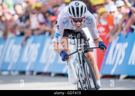 21 Luglio, 2016. Mègeve, FR. Adam Yates (Orica-BikeExchange) attraversa la linea del traguardo in Mègeve. Yates ha perso 15' al rivale Louis Meintjes (Lampre-Merida) oggi, ma conserva un comodo da portare di 2'59' nel miglior giovane pilota classificazione. John Kavouris/Alamy Live News Foto Stock