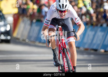 21 Luglio, 2016. Mègeve, FR. Bauke Mollema (Trek-Segafredo) attraversa la linea 1'25' più lenta del tempo più veloce e GC rivale Chris Froome (Team Sky). Mollema resta in seconda posizione sul GC. John Kavouris/Alamy Live News Foto Stock