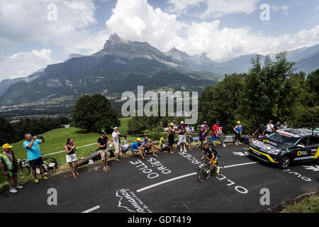 21 Luglio, 2016. Domancy, FR. Thomas Voeckler (Direct Energie) sale la Côte de Domancy, sostenuta più ripida salita della ITT corso. John Kavouris/Alamy Live News Foto Stock