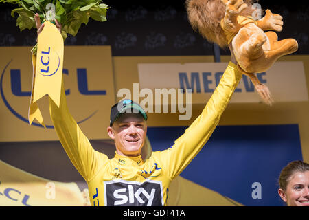 21 Luglio, 2016. Mègeve, FR. Chris Froome (Team Sky) viene premiato con un'altra maglia gialla ed estende la sua leadership in classifica generale. Più vicino rivale Bauke Mollema (Trek-Segafredo) è ora 3'52' dietro Froome. John Kavouris/Alamy Live News Foto Stock