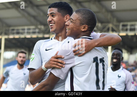 In Francia la goalscorer per 1:2, Kylian Mbappe (r), che celebra il suo obiettivo con Ludovic Blas durante UEFA Europei Under-19 Campionato semifinale partita di calcio tra il Portogallo e la Francia al Carl-Benz-Stadion di Mannheim, Germania, 21 luglio 2016. Foto: UWE ANSPACH/dpa Foto Stock