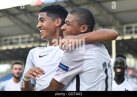 In Francia la goalscorer per 1:2, Kylian Mbappe (r), che celebra il suo obiettivo con Ludovic Blas durante UEFA Europei Under-19 Campionato semifinale partita di calcio tra il Portogallo e la Francia al Carl-Benz-Stadion di Mannheim, Germania, 21 luglio 2016. Foto: UWE ANSPACH/dpa Foto Stock