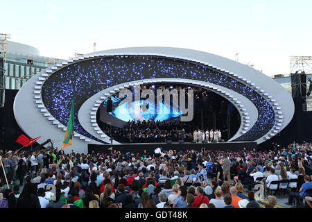 Varsavia, Polonia, 21 Luglio 2016: la Giornata Mondiale della Gioventù ha iniziato con un concerto a Varsavia. Diverse migliaia di persone si sono radunate per la Capitol evento da tutto il mondo. ©Madeleine Ratz/Alamy NewsWarsaw Live, Polonia, 21 Luglio 2016: la Giornata Mondiale della Gioventù ha iniziato con un concerto a Varsavia. Diverse migliaia di persone si sono radunate per la Capitol evento da tutto il mondo. Credito: Madeleine Ratz/Alamy Live News Foto Stock