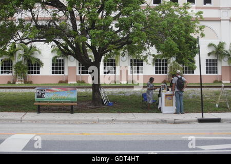 Luglio 21, 2016 - Florida, Stati Uniti - 042910 (Damon Higgins/Palm Beach post) WEST PALM BEACH - Jehova testimoni Olivia Parker (b&w abito), Tina Randall (marrone), e Linda Wilburn (top nero con bianco) sono state impostazione dei loro stand vicino alla fermata del bus sul banco di quadriglia e raggiungendo le passanti per circa 2-3 anni. Essi sono al banco ogni giovedì dalle 9:30am - 12:30pm. Portano il loro pranzo e sedersi in sedie portano con loro in modo da non prendere il banco da qualcuno che è in attesa sul bus. ''Li invitiamo a venire e guardare la letteratura abbiamo, '' Wilburn detto. ''Everythin Foto Stock