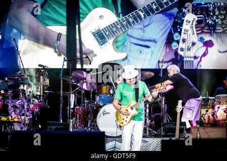 Assago Milano, Italia 21 luglio 2016 Carlos Santana si esibisce dal vivo a Street Music Festival di Arte 2016 Credit: Roberto Finizio/ Alamy Live News Foto Stock