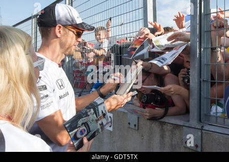 Mogyorod, Ungheria. 21 Luglio, 2016. McLaren-Honda del driver di Jenson Button di Gran Bretagna firma autografi per i suoi fan durante un pit walk sessione davanti della Formula Uno del Gran Premio di Ungheria a Mogyorod, Ungheria, 21 luglio 2016. © Attila Volgyi/Xinhua/Alamy Live News Foto Stock