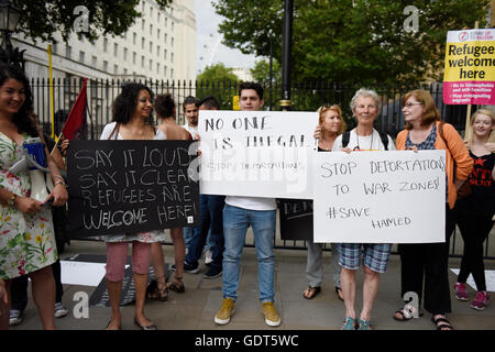 Londra, Regno Unito. Il 21 luglio 2016. La protesta di emergenza - 'Stop deportazioni in zone di guerra' organizzata in nome di Hamed da Help4i bambini rifugiati. I manifestanti radunati fuori di Downing Street per chiedere al governo di fermare la deportazione dei rifugiati di guerra dei paesi colpiti. I dimostranti sono holding placards lettura: 'Say forte, dire in chiaro, i rifugiati sono benvenuti qui!", "Nessuno è illegale, 'Stop deportazioni in zone di guerra, #Salva Hamed'. Credito: ZEN - Zaneta Razaite / Alamy Live News Foto Stock