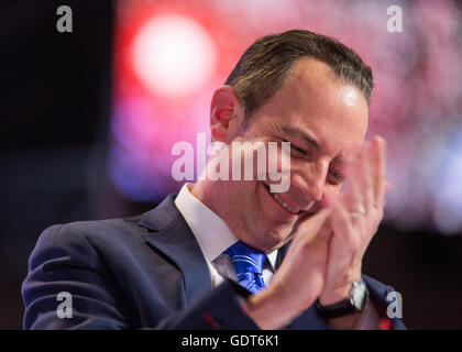 Cleveland, Ohio, USA; Luglio 21, 2016: Reince Priebus, Presidente del Comitato Nazionale Repubblicano, sorride dal palco durante la caduta di palloncino di concludere la Convention Nazionale Repubblicana. (Philip Scalia/Alamy Live News) Foto Stock