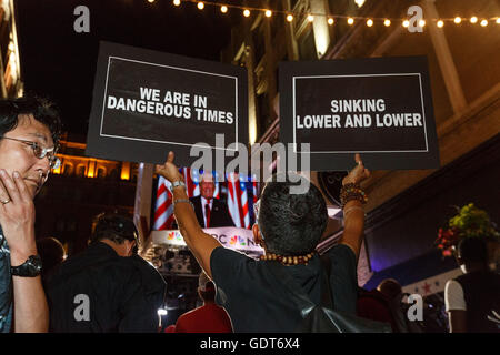 Cleveland, Ohio, USA. 21 Luglio, 2016. Cleveland, Ohio, USA. 21 Luglio, 2016. Laurie Arbeiter del gruppo noi non Taceremo contiene fino segni durante Trump's trasmessa al di fuori del parlato la Convention Nazionale Repubblicana. © Giovanni Orvis/Alamy Live News Credito: Giovanni Orvis/Alamy Live News Foto Stock