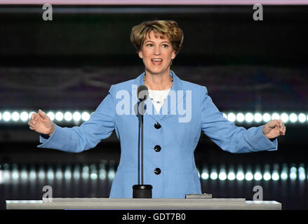 Cleveland, USA. Il 20 luglio, 2016. Il colonnello Eileen Collins, pensionato, prima donna comandante, noi lo Space Shuttle rende commento al 2016 Convention Nazionale Repubblicana tenutasi presso l'dall'Arena Quicken Loans in Cleveland Ohio Mercoledì, 20 luglio 2016. Credito: Ron Sachs/CNP (restrizione: NO New York o New Jersey o giornali quotidiani nel raggio di 75 miglia da New York City) - nessun filo SERVICE - © dpa/Alamy Live News Foto Stock