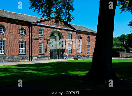 Donna di entrare nella caffetteria di Astley Hall, vicino a Chorley, Lancashire, Inghilterra, Regno Unito Foto Stock