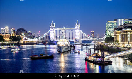 Il Tower Bridge e HMS Belfast di notte London REGNO UNITO Foto Stock