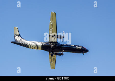 Aria Nuova Zelanda ATR 72 sull approccio finale all aeroporto di CHC,Christchurch,Canterbury,Isola del Sud,NZ Foto Stock