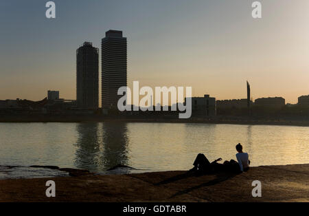 Barcellona:Wreakwater di Bogatell. In Sfondo Icária Nova Beach, Torre Mapfre e Hotel arti. Foto Stock