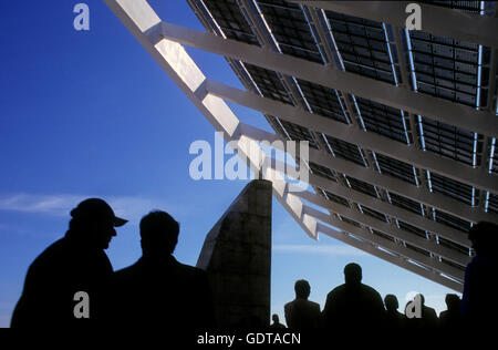 Barcellona: pergola fotovoltaica (3700 m2), da Torres & Martínez Lapeña, Area Forum Foto Stock